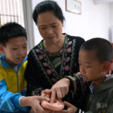 暖心！列车乘客突发疾病 蓝山县楠市中心小学教师紧急援救