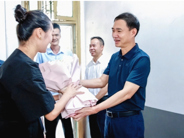 永州丨朱洪武到新田县走访慰问教师代表