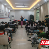 缤纷假期快乐钩编 非遗文化走进社区