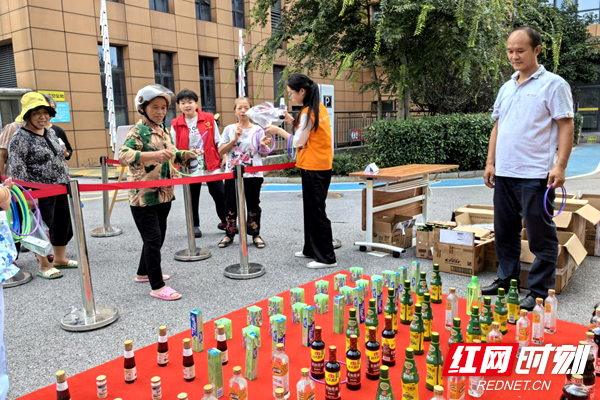 9月14日下午，长沙市天心区大托铺街道大托新村庆中秋暨退休人员社会化管理服务活动在天心区社会福利中心开展。下午1点，福利中心的一楼前坪就开始忙碌起来。欢乐套圈、蒙眼击鼓、投壶游戏、掷骰子挑战赛等“摊位”上站满了前来参加活动的群众。