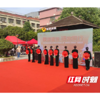 便民服务搭台 文艺汇演唱戏 社区邻里节暖了老人心