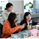 高校学子深入基层一线 以青春实践共探特色农产品营销新路径