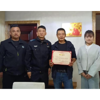 女子坠河命悬一线 他纵身一跃勇救落水者