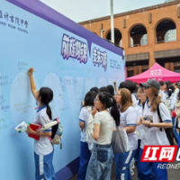 视频 | 高三毕业礼成 热烈的青春感恩当下奔赴未来