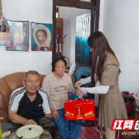 党建引领送清凉 人大代表显担当