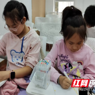 传承核工业精神 巧手共制书签