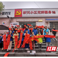 一老一少同书福 墨香笑语满社区