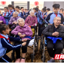 学习雷锋春风送暖 敬爱老人孝心传情