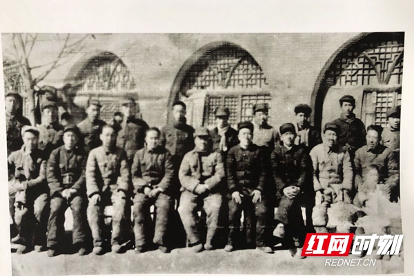 1947年2月陕甘宁 边区贸公司经理联集会议合影。前排左五为朱德，左四为喻杰.jpg