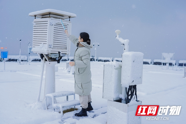 观测台百叶箱除雪.jpg