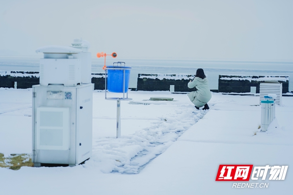 低温雨雪应急加密观测：地面水面结冰人工观测.jpg