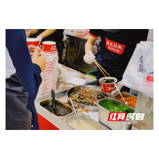国防科大举办首届美食节 黑色经典臭豆腐备受欢迎