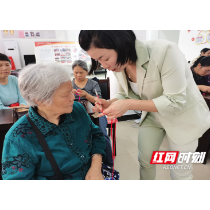 长沙夕乐苑联合社区开展“铭党恩，送党花”手工活动