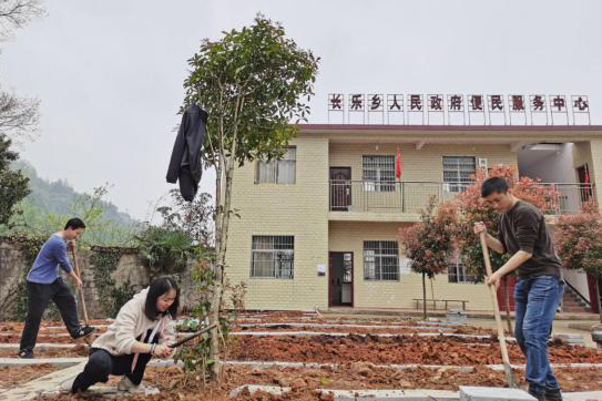 花垣县再次护送45名建档立卡户赴济南市槐荫区就业