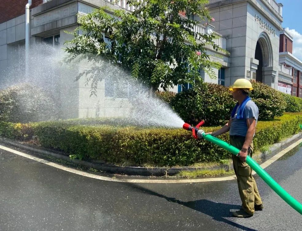 白沙溪積極抗旱 守護(hù)綠色家園1.jpg