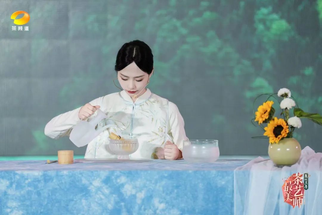 《最美茶艺师》绽放中国美｜白沙溪茶艺师演绎黑茶展风采2.jpg