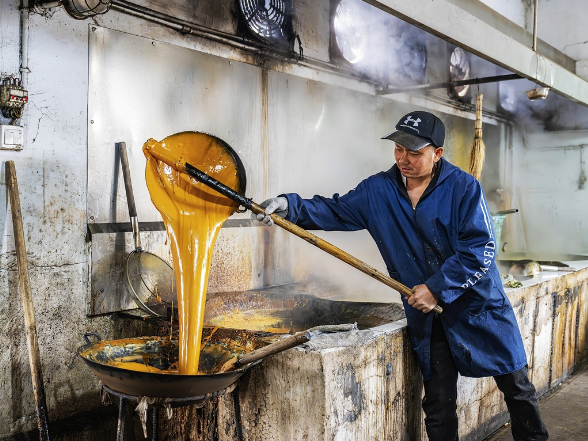【每日一图@湖南】甘蔗原浆，旺火慢熬：地道溆浦片糖的“猪肝红”美味