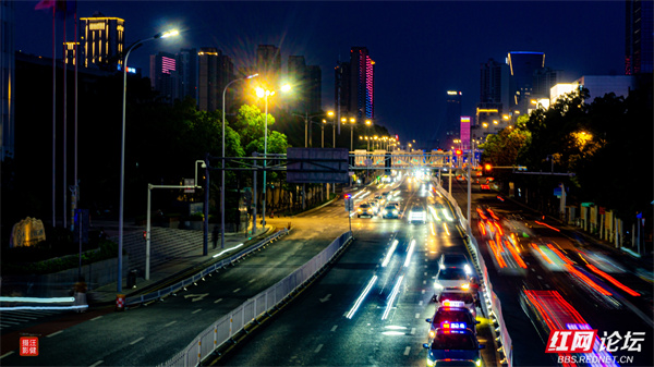 长沙桐梓坡路的车影灯芒，诉说着城市的喧嚣与温柔.jpg