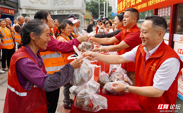 从爱心早餐到端午粽香：郴州一条步行街的八年温情守护.jpg