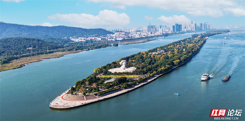 在长沙，一眼千年：从橘子洲头到城市天际线.jpg