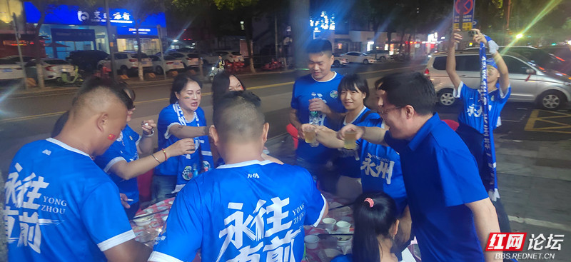 赛场互谢，赛后共饮！湘超，才是湖南城市联谊的“最强气氛组”.jpg