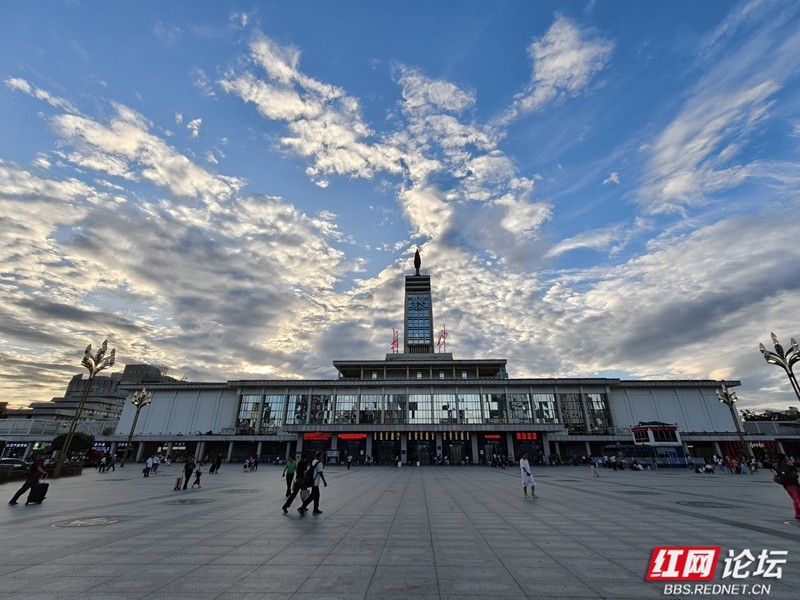 晨光初醒，我在长沙站前感受城市的第一缕温柔.jpg