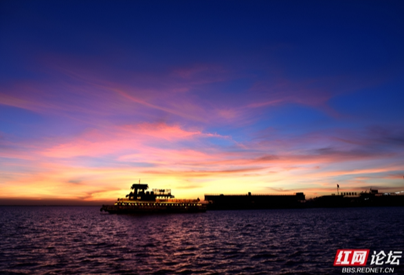 我来邀你看岳阳丨巴陵光影赋：夕阳为洞庭湖披上的锦绣霓裳