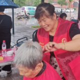 一把剪刀一份情！益阳志愿者为居民剪出"最美发型"