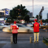夜色中的红与光，温暖岳阳晚归人的路