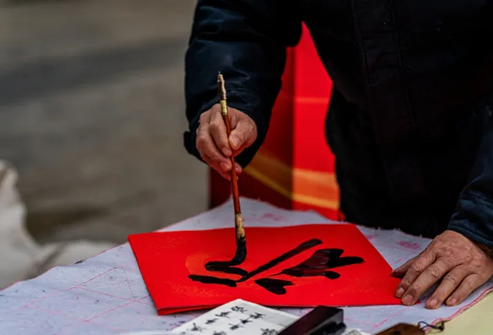 【湖湘年味】这一抹烟火气最动人！银建社区年货市集里的红火新春