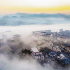 薄雾萦绕：靖州苗侗风情在雾霭中“灵动定格”