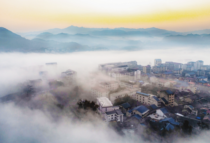 薄雾萦绕：靖州苗侗风情在雾霭中“灵动定格”