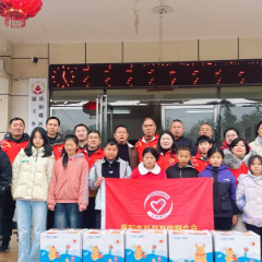 心手相牵暖新年，岳阳志愿者为留守儿童送来特别新年礼
