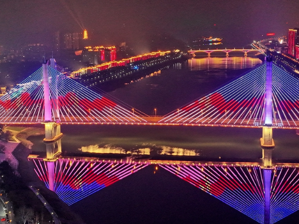 【湖湘年味】流光溢彩映资江：西流湾大桥拉索上的益阳告白