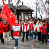 【赴春之约】大手牵小手,共护母亲河:记录益阳资江岸边最美的“志愿红”