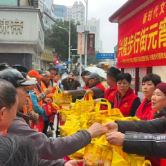 当“志愿红”遇见“环卫橙”：这个元宵节，郴州街头热气腾腾！