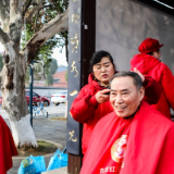 资江岸边春意浓：镜头下的“志愿红”与“百姓笑”