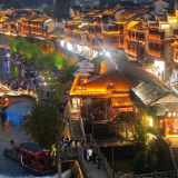 【赴春之约】沱江如练，织就凤凰古城不眠夜