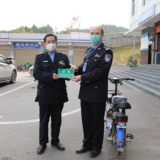 隆回县启动电动自行车登记上牌 发放第一台电动自行车牌照