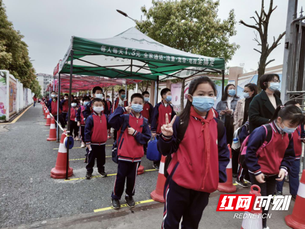 同学们非常的开心，终于可以上课了。