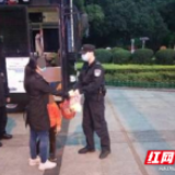 4岁小男孩公园走失，邵阳快警迅速找回