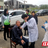 真情关爱暖人心——武冈市双牌镇政务中心贴心为民救助晕地老人