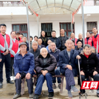 邵东市魏家桥镇：慰问团来了 敬老院里好热闹