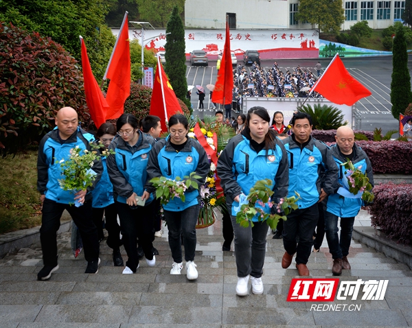 邵阳市新时代社会工作服务中心人员走进邵阳市烈士纪念园。