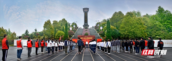 在清明祭扫仪式上，大家共同缅怀革命先烈的丰功伟绩，颂扬革命先烈的崇高精神。