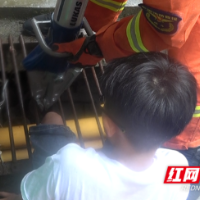 绥宁：男童失足腿卡下水道 消防火速救援