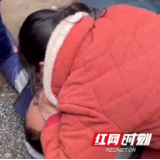 点赞！洞口县90后女护士街头跪地20多分钟抢救倒地男子