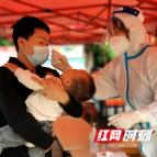 湖南邵东：“志愿红”细致服务 采样点井然有序 