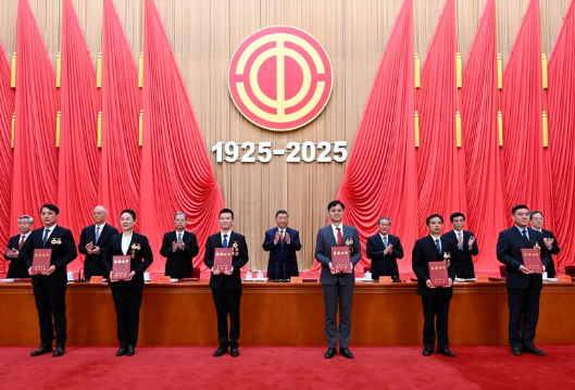 观潮的螃蟹丨今天，向我们身边的楷模和栋梁致敬