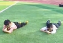 操场如“战场”？这所小学体育课走红